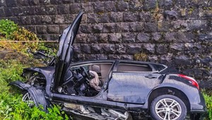 Auto narazilo do piliera a začalo horieť. Pri nehode prišla o život jedna osoba