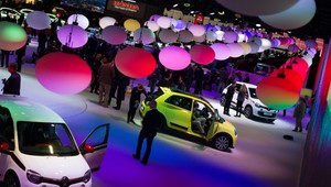 Autosalón v Ženeve ukázal krásne ženy aj novinky