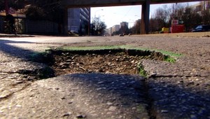 Do boja s výtlkmi ideme aj my, sľubuje polícia