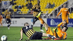 VIDEO: Po surovom kope vypľul futbalista dva zuby!