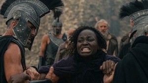 Čierna Helena Trójska, transgender grécky bojovník... Hviezdny režisér dostáva za svoj veľkofilm poriadnu nakladačku!