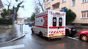 Vodičovi prekážala sanitka, v ktorej stabilizovali pacientku. Spolujazdec dokonca napadol záchranára