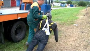 Zo šesťmetrového stĺpu visel človek. Pohľad bližšie odhalil pravdu