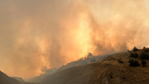 VIDEO: Požiar vypukol aj v ďalšom obľúbenom turistickom regióne. Situáciu komplikujú teplá