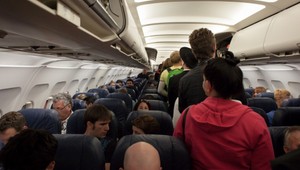 Letenky ste si kúpili spolu, ale sedíte na opačných koncoch lietadla. Ako je to možné