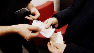 Rozmýšľate nad úverom na dovolenku? Podľa bankárov by ste to robiť nemali