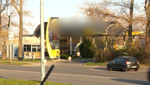 S kuklou na hlave a so zbraňou v ruke prepadol pumpu. Polícia po ňom pátra