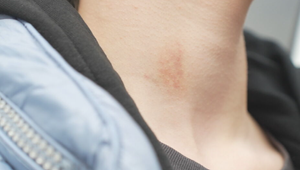 Iba 14-ročné dievča znásilnil o rok starší spolužiak. Potom jej písal, aby ho neprezradila