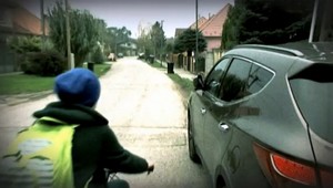 Žiaka pred školou zastavili neznámi muži, ponúkali mu odvoz