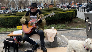 Z českej legendy bezdomovec?! Žobrajúc na námestí spôsobil škandál!