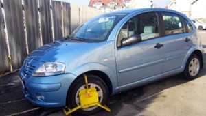 Za násilne odstránenú papuču z auta dostal rok väzenia