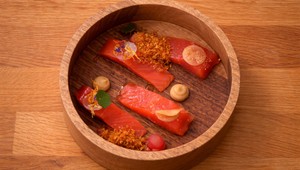 Údený pstruh s emulziou z fermentovaného zeleru a zelerovým crumble