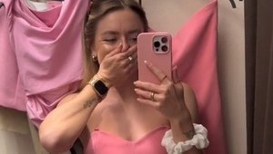 Vyhliadla si pekný jarný top v ZARE, ale keď si ho obliekla... Puknete od smiechu, ako v ňom vyzerá