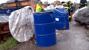 Kamión s nebezpečným nákladom havaroval, šofér dostal šmyk