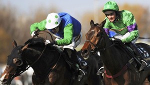 Šokujúcim víťazom Veľkej liverpoolskej Mon Mome s kurzom 100:1