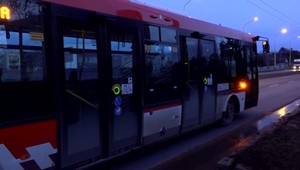 Tínedžeri sa chceli zviesť na zadnom nárazníku trolejbusu. Jeden z nich skončil v nemocnici