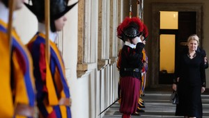 Čaputová darovala pápežovi Františkovi obraz, vianočné ozdoby aj tradičné sviatočné pečivo