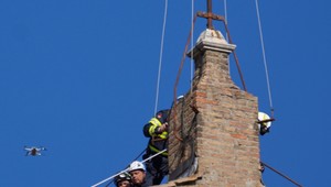 Na streche Sixtínskej kaplnky vztýčili komín, ktorým oznámia zvolenie pápeža