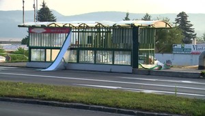 Polícia pátra po nebezpečnom mužovi. Do herne hodil guľovú bombu