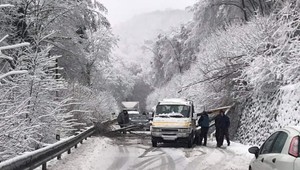 Snehová kalamita trápi východ Slovenska. Hasiči zaznamenali od rána vyše 100 výjazdov