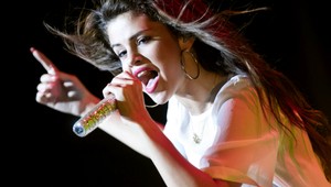 Selenu Gomez (21) obťažoval cudzí muž, musí sa liečiť