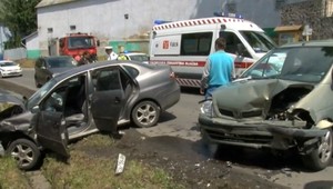 Zrážka dvoch áut v Snine, chlapca (17) previezli do nemocnice