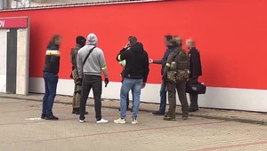 Protidrogová razia: Okrem drog zaistili aj zbrane a viac ako 30-tisíc eur. Obvinili tri osoby