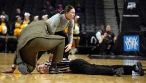 Ako keď vypneš poistky! Nešťastný knokaut rozhodcu v prvej sekunde