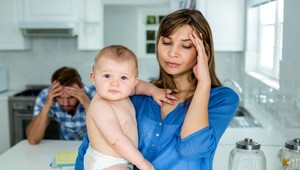 Návrat matky s dieťaťom domov nie je jednoduchý. Potrebuje súhlas otca