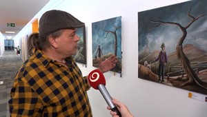 Reportér so štetcom v ruke