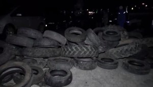 Barikády z pneumatík a zatarasená cesta. Situácia na hranici s Ukrajinou je stále kritická