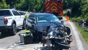 Hrozivá nehoda auta a dvoch motoriek si vyžiadala tri zranené osoby