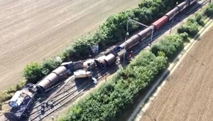 Vagóny nákladného vlaku zničili viac ako kilometer trate medzi Leopoldovom a Sereďou