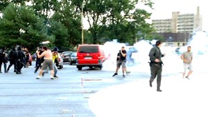 ZÁZNAM. Bitka pred hádzanou? Lietali kamene, tiekla krv