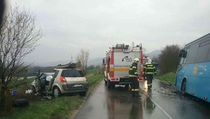 Po zrážke prímestského autobusu s osobným autom sa zranilo šesť osôb