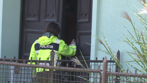 Šokujúci nález: Otec našiel mŕtveho syna spútaného na stoličke, s igelitom na hlave a v ženskom oblečení