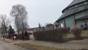 Na Orave videli vychádzať desiatky ľudí z kostola aj napriek zákazu