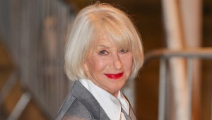 Herečka Helen Mirren v 80-ke žiari ako nikdy: V spoločnosti zatienila aj oveľa mladšie ženy!