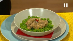 Perkelt z kuracích pečienok so špenátovými haluškami