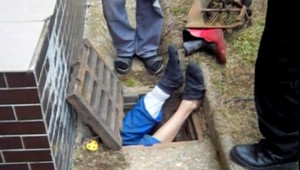 Zlodej babrák. Z kanála mu trčali nohy