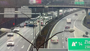 Nehoda dvoch áut zablokovala D1 v Bratislave smerom na Prístavný most