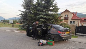 Mladík (16) úmyselne vrazil autom do skupiny ľudí. Jeden muž bojuje o život