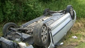 Auto, v ktorom sedelo dvojročné dievčatko, skončilo na streche