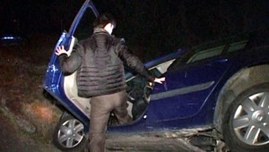 Muž (35) skončil s autom v priekope. Netrafil odbočku