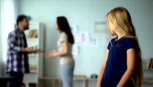 Domáce násilie ohrozuje ženy, rovnako aj deti. Odborníci upozorňujú na psychické a fyzické následky