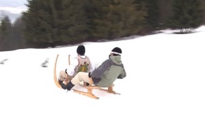 Preteky plné adrenalínu, aké len tak neuvidíte. Súťažiaci idú rýchlosťou až 60 km/h