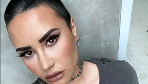 Nonbinárna speváčka kruto reaguje na exsnúbenca: Môj vibrátor je lepší!