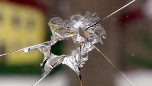 Kontrolóra v Devínskej Novej Vsi  vystrašili stopy po streľbe