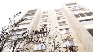 Len desaťmesačné bábätko vypadlo z piateho poschodia. Stáli pri ňom anjeli strážni