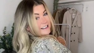 Top vianočné šaty pre bacuľky: Predáva ich bežne dostupná značka a perfektne zakryjú kilá navyše